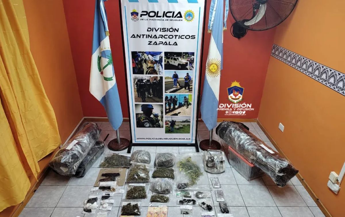 Secuestro de dinero, drogas y vehículos en allanamientos en Zapala. Foto: Gentileza