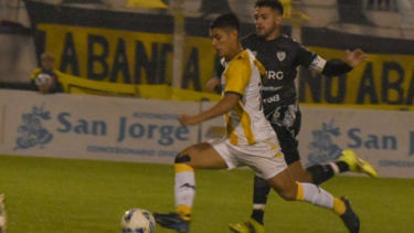 Cipolletti volvió a perder con polémica ante Santamarina y se quedó sin técnico