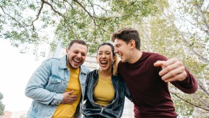 Un estudio reveló que reírnos más puede mejorar nuestra salud