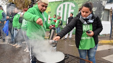 El gremio estatal concentra frente a sede de la Función Pública. Fotos: Marcelo Ochoa.