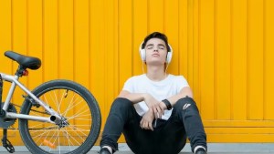 Los peligros de usar auriculares para la salud auditiva (y especialmente la de los jóvenes)