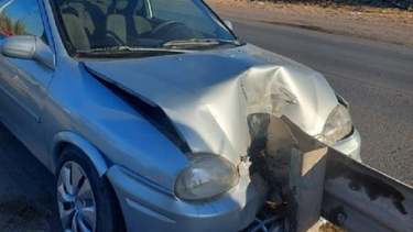 El auto quedó incrustado en el guardarrail sobre ruta 7.  Foto: Centenario Digital.