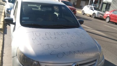 Le escrachó el auto porque la alarma no dejaba de sonar, en el centro de Neuquén. Foto: Gentileza
