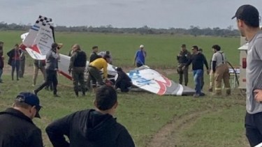 La avioneta quedó completamente destruida por el impacto. 