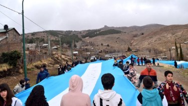 Andacollo lució la bandera nacional más extensa de Neuquén: 345 metros de celeste y blanca
