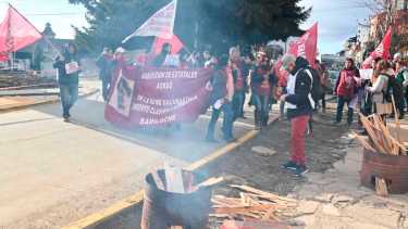 Dirigentes de ATE llevaron su protesta, por el paro en Río Negro, al Monolito de Bariloche con olla popular. Foto: Chino Leiva