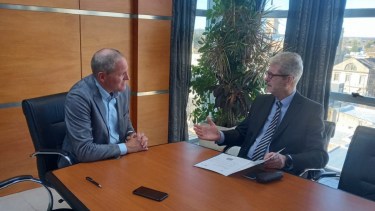 El juez Barotto le entregó la documentación al vicegobernador Palmieri. Foto: gentileza.