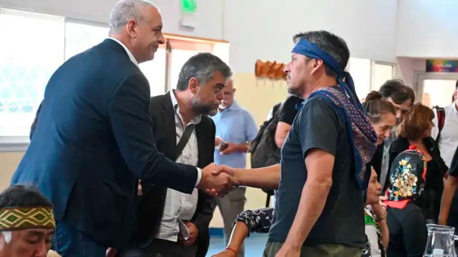 Funcionarios nacionales y dirigentes mapuches firmaron el acuerdo conciliatorio el 1 de junio pasado que el juez federal de Roca Hugo Greca homologó este lunes. (Foto de archivo)