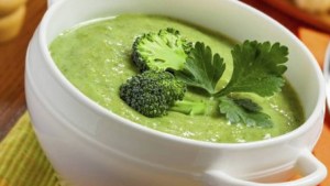 Sopa nutritiva de brócoli y porotos blancos
