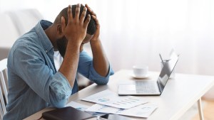 Cómo prevenir el Síndrome de Burnout: un trabajador quemado o fundido