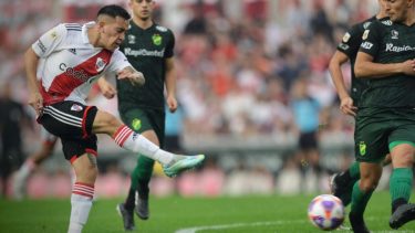 River y Defensa completarán los 65 minutos que restan jugar de su encuentro este sábado.