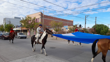 Harán una cabalgata solidaria por el Día de la Bandera en Centenario