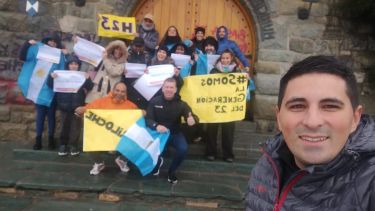 En Bariloche un grupo de militantes estuvieron bajo la lluvia en el Centro Cívico de Bariloche para apoyar la precandidatura de Rodríguez Larreta. Foto: Gentileza