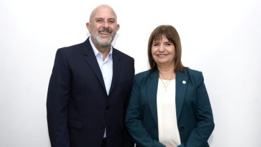 Sergio Capozzi fue a Buenos Aires, se sacó la foto con Bullrrich quien el próximo martes estará en Cipolletti. foto: gentileza.