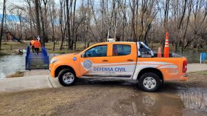 Crecida del río Neuquén tras las  lluvias: hay 50 familias en zona crítica en Centenario
