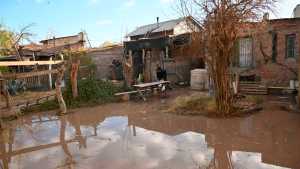 «Dormimos en reposeras, tapados con lo que tenemos»: drama por la crecida del río en Cipolletti