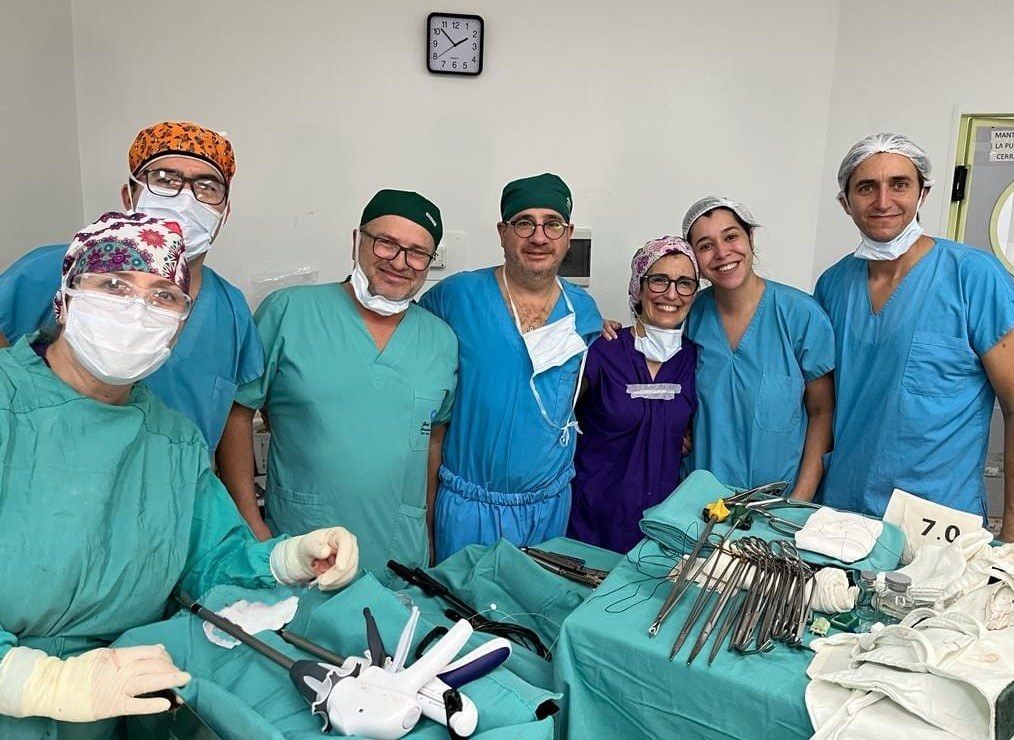 El equipo de profesionales que realizó la innovadora cirugía a una paciente con cáncer de pulmón. Foto: gentileza