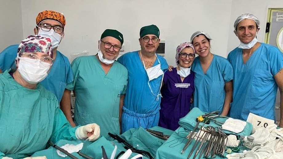 El equipo de profesionales que realizó la innovadora cirugía a una paciente con cáncer de pulmón. 