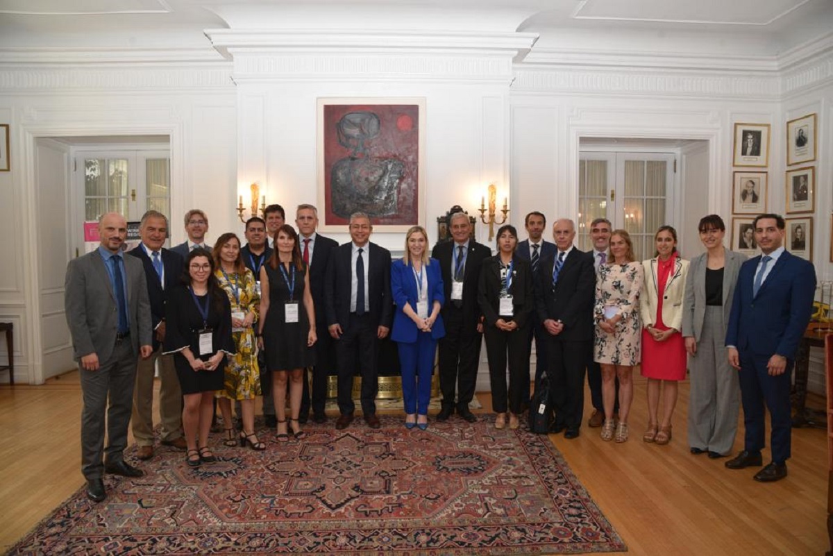 La comitiva neuquina junto a funcionarios de la embajada argentina en Estados Unidos. Foto: gentileza.
