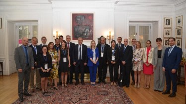 La comitiva neuquina junto a funcionarios de la embajada argentina en Estados Unidos. Foto: gentileza.