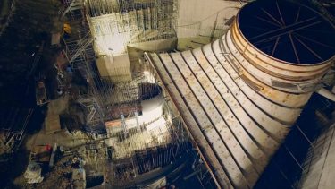 Una de las centrales que Enarsa construye sobre el río Santa Cruz.