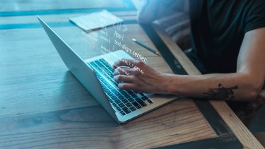 Los jubilados pueden acceder a una computadora a través de un crédito del Banco Nación. Archivo. 