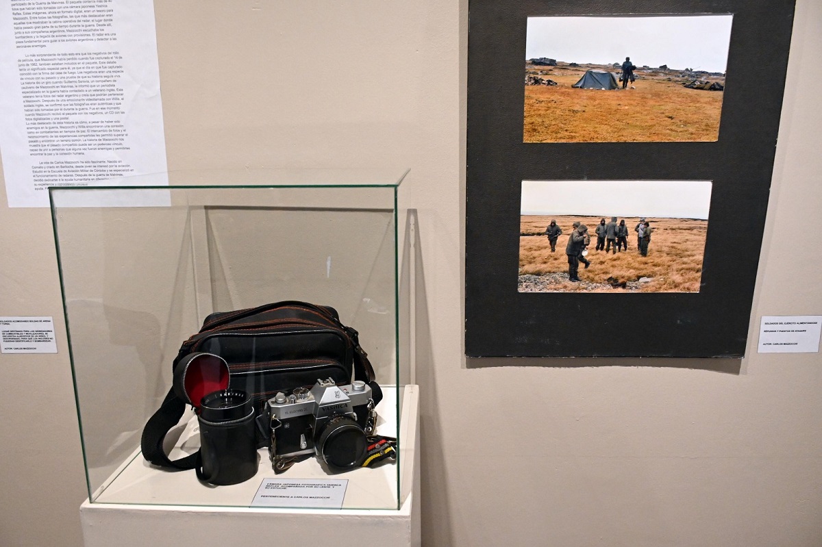 En exhibición está la cámara que Mazzocchi utilizó en Malvinas. Foto: Marcelo Ochoa.
