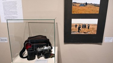 En exhibición está la cámara que Mazzocchi utilizó en Malvinas. Foto: Marcelo Ochoa.