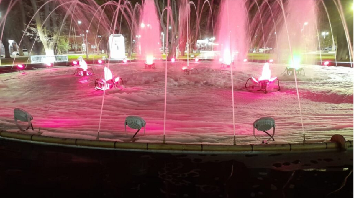 Vertieron detergente en la fuente de la Plaza San Martín y se llenó de