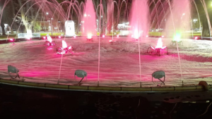 Vertieron detergente en la fuente de la Plaza San Martín y se llenó de espuma, en Centenario