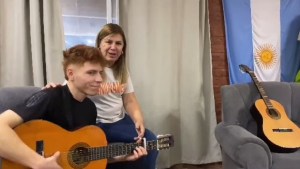 Video: Gloria Ruiz, después de hacer ceder a Rolando Figueroa, mostró su veta de cantante