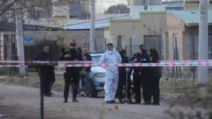 Mataron a un hombre y a su pareja en Roca y buscan a un «familiar directo»