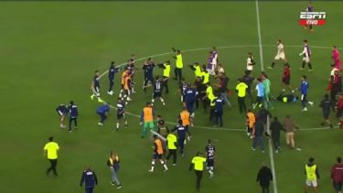 Hubo piñas, insultos, empujones y patadas entre los jugadores de ambos equipos.