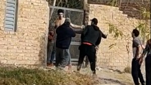 Video: vecinos lincharon a un hombre por distintos robos en Fernández Oro