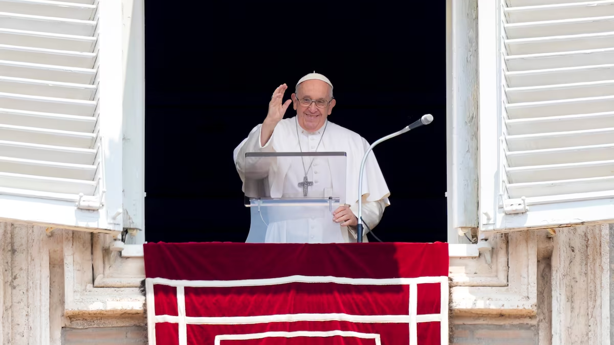 El papa Francisco reapareció, bendijo a los fieles y agradeció el apoyo tras su internación. Foto AP.