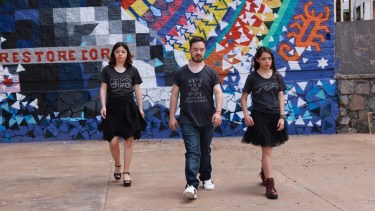 Modelos con discapacidad intelectual participan en uno de los 20 desfiles que ha organizado Moda Incluyente. Además de consultoría a diseñadores y diseñadoras, Moda Incluyente cuenta con una agencia que promueve modelos con discapacidad. (Imagen: gentileza de Moda Incluyente)
