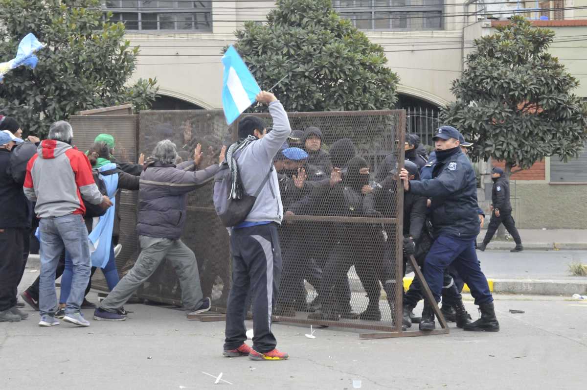 El martes se registraron brutales represiones contra los manifestantes que se oponen a la reforma constitucional de Jujuy. (Foto archivo Télam).-