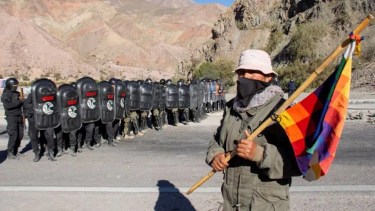 Una turista quedó varada en un corte de ruta en Abra Pampa, Jujuy, se descompensó arriba del micro que la trasladaba y murió. (Foto Nuevo Diario).-
