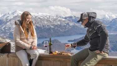 En la cima de la montaña se encuentra el refugio Las Lagunas. Una casa de madera, rodeada de lengas nevadas con montañas y espejos de agua de fondo. Fotos y videos @lagohermososki.