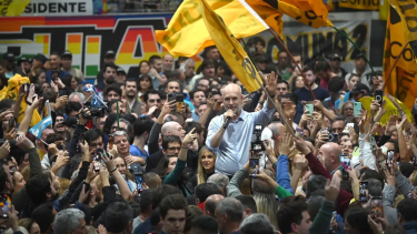 Horacio Rodríguez Larreta encabezó un acto en el Club Cultural y Deportivo 17 de agosto, presentando a sus candidatos junto a militantes. Foto NA.