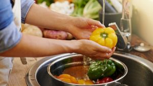 Lavá tus alimentos: el 40% de las enfermedades se contraen en los hogares, según especialistas
