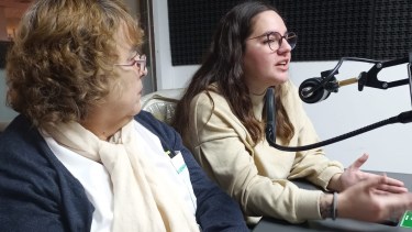 Adriana Segura, jefa de Hemoterapia del Hospital de Roca y Antonella Franco, del Club de Leones, contaron  la iniciativa que llevarán adelante el miércoles. foto: Marina Contreras.