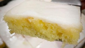 A los ricos cuadrados de limón glaseados