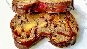 Budín húmedo de chocolate, manzanas y frutillas ¡sin gluten!