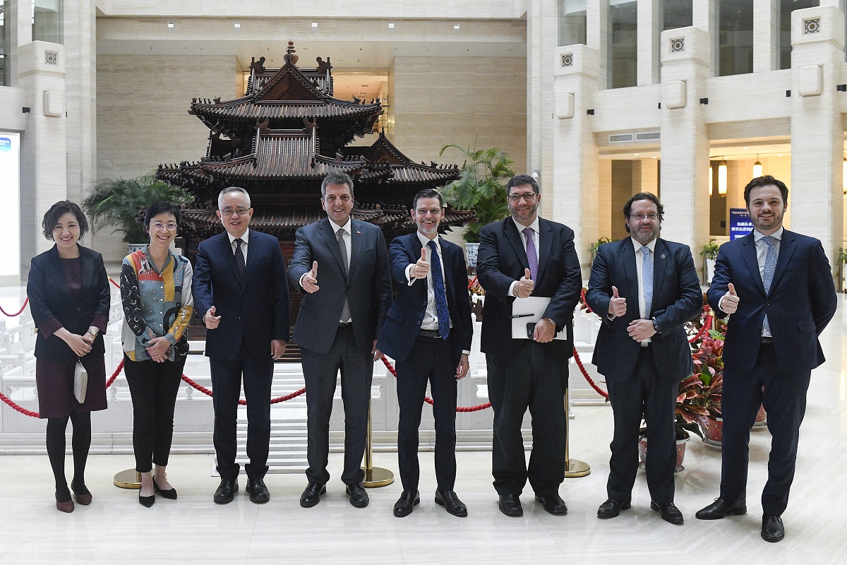 El ministro Massa, con funcionarios argentinos y chinos. 