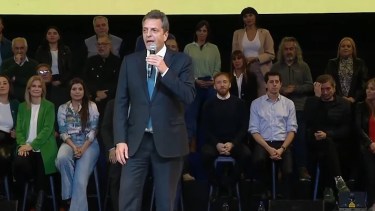 Massa con Máximo Kirchner y Wado de Pedro de fondo.
