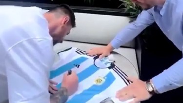 Lionel Messi se volvió viral por su firma a una camiseta de la Selección.