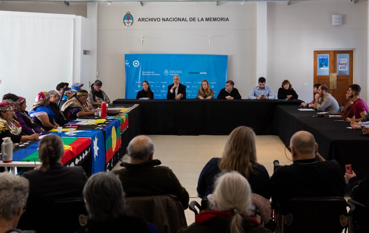 Funcionarios de Nación y representantes de la comunidad mapuche Lafken Winkul Mapu firmaron el 1 de junio pasado el acuerdo conciliatorio para resolver el conflicto en Villa Mascardi, que el juez federal de Roca Hugo Greca homologó el 26 de junio último. (foto de archivo)