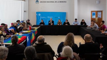 Funcionarios de Nación y representantes de la comunidad mapuche Lafken Winkul Mapu firmaron el 1 de junio pasado el acuerdo conciliatorio para resolver el conflicto en Villa Mascardi, que el juez federal de Roca Hugo Greca homologó el 26 de junio último. (foto de archivo)