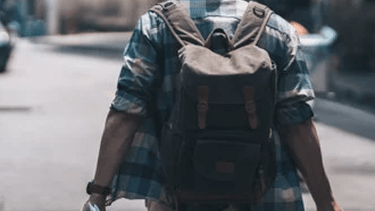 La mochila fue devuelta a su dueño con todo. Foto Juan Thomes.